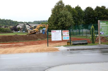 OBNOVA NOGOMETNEGA IGRIŠČA IN TEKAŠKE STEZE PRI OŠ CERKNICA 02 FOTO LJUBO VUKELIČ